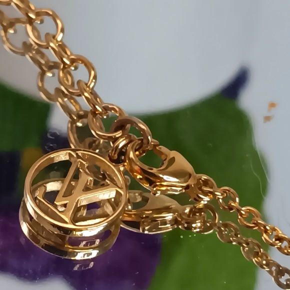 Louis Vuitton ✨️ Essentials V Necklace Gold - Picture 6 of 17